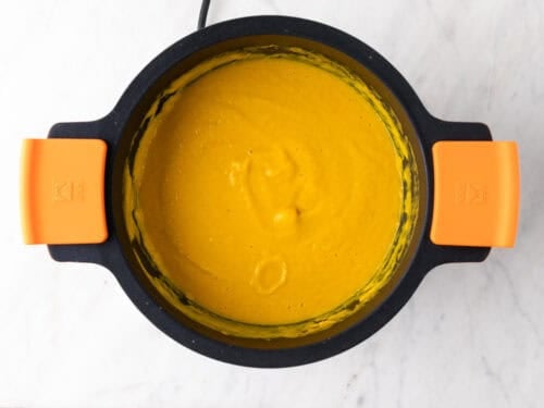 Crema de verduras batida en una cacerola.