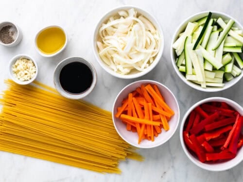Ingredientes para hacer espaguetis con verduras.