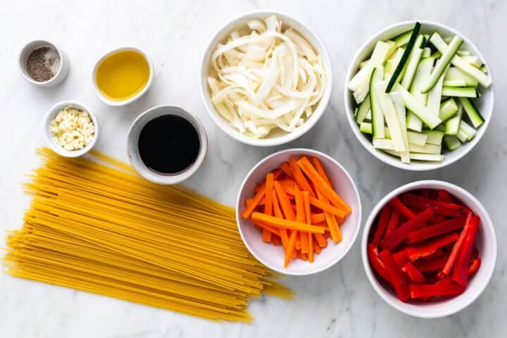 Ingredientes para hacer espaguetis con verduras.