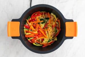 Verduras salteadas en una cazuela.