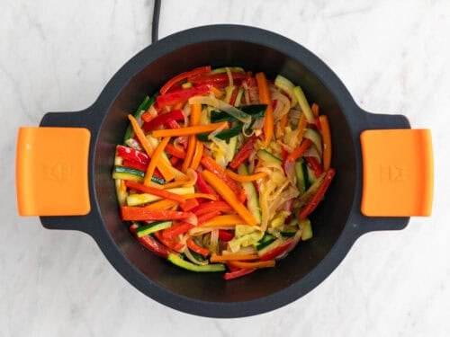 Verduras salteadas en una cazuela.