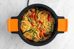 Espaguetis con verduras en una cazuela sin la salsa.