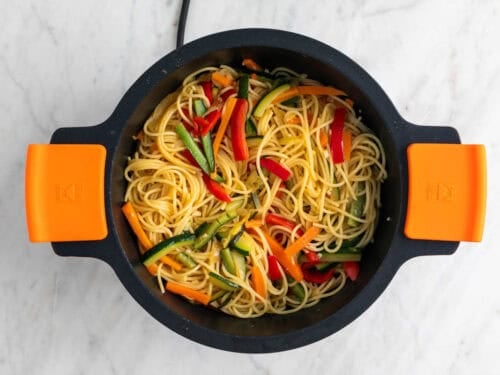 Espaguetis con verduras en una cazuela sin la salsa.
