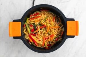 Espaguetis con verduras en una cazuela.