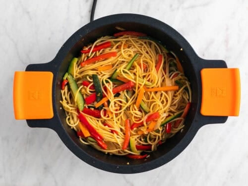 Espaguetis con verduras en una cazuela.