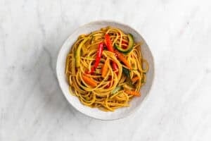 Espaguetis con verduras en un plato.