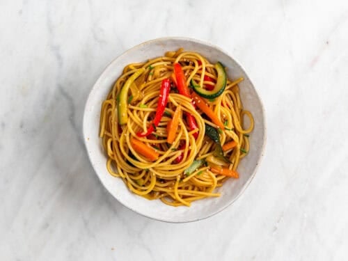 Espaguetis con verduras en un plato.