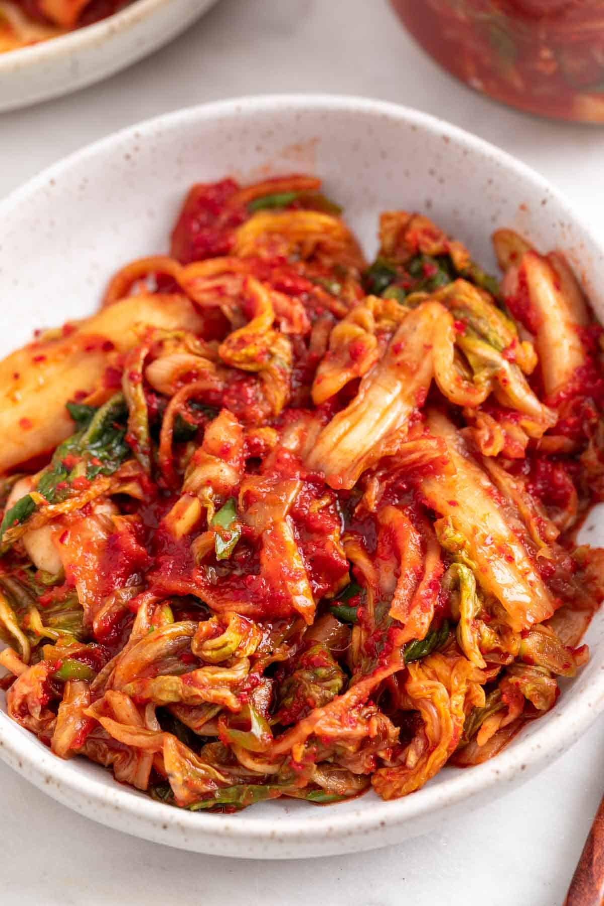 Kimchi casero servido en un plato