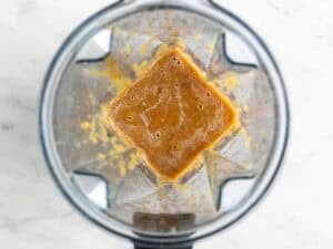 Pasta de arroz batida en una batidora junto con la cebolla, el ajo, el jengibre y la salsa de pescado