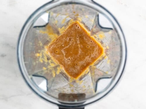 Pasta de arroz batida en una batidora junto con la cebolla, el ajo, el jengibre y la salsa de pescado