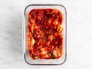 Kimchi en un recipiente antes de fermentar