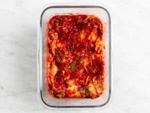 Kimchi en un recipiente después de fermentar