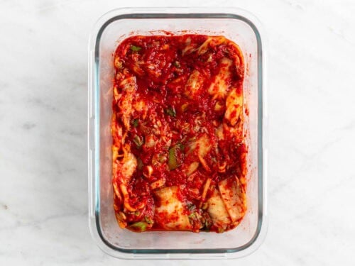 Kimchi en un recipiente después de fermentar