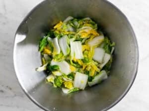 Col en un bol después de estar 2 horas con la sal