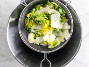 Col escurrida en un colador sobre un bol