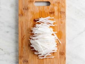 Rábano troceado en juliana