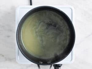 Pasta de arroz en un cazo al fuego