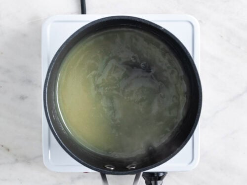 Pasta de arroz en un cazo al fuego