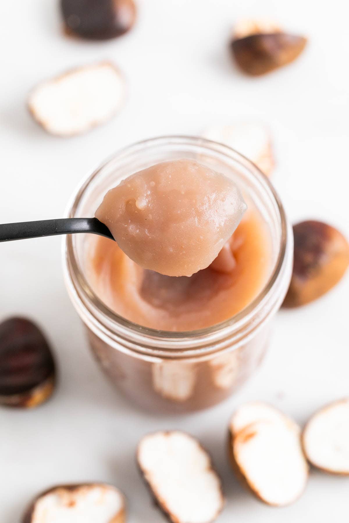 Cucharada de crema de castañas casera tomada directamente del tarro.