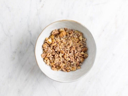 Castañas cocidas peladas en un bol.