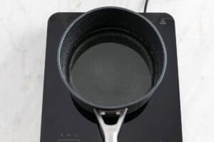 Almíbar en un cazo.