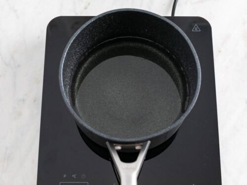 Almíbar en un cazo.