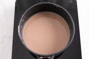 Crema de castañas antes de cocinarse en un cazo.