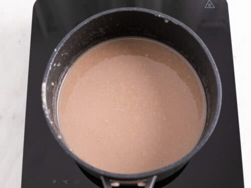 Crema de castañas antes de cocinarse en un cazo.