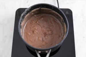 Crema de castañas cocinada en un cazo.