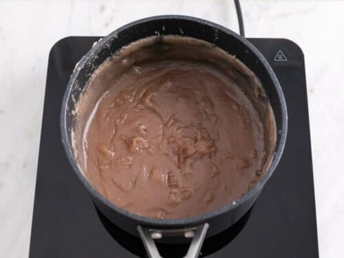 Crema de castañas cocinada en un cazo.