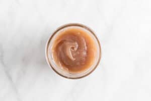 Crema de castañas en un tarro.