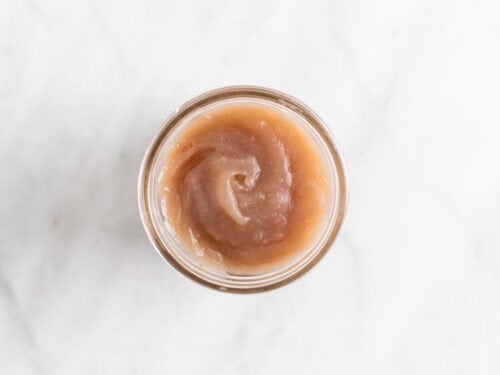 Crema de castañas en un tarro.