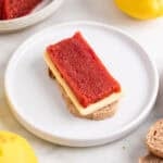 Pan con queso y dulce de membrillo servido en un plato.