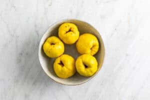 Membrillos lavados en un bol.