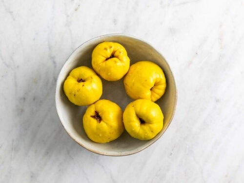 Membrillos lavados en un bol.