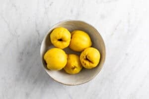 Membrillos escaldados en un bol.