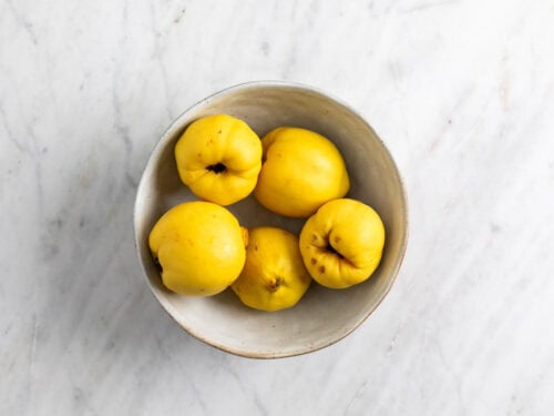 Membrillos escaldados en un bol.