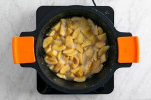 Membrillos troceados cocinándose en la olla con el azúcar ya derretido y el zumo de limón.