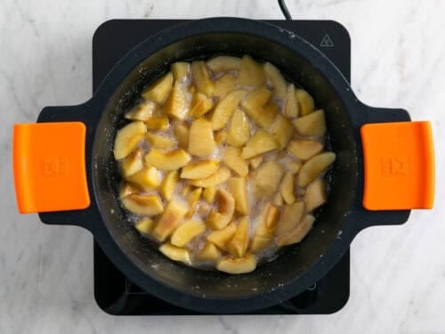 Membrillos troceados cocinándose en la olla con el azúcar ya derretido y el zumo de limón.