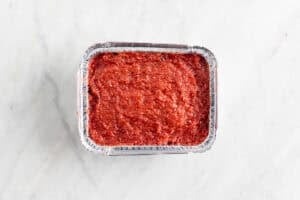 Mezcla de dulce de membrillo en un molde.