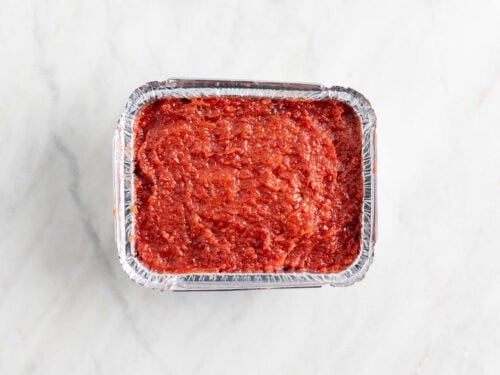 Mezcla de dulce de membrillo en un molde.