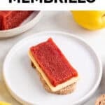 Pan con queso y dulce de membrillo listo para comer, servido en un plato.