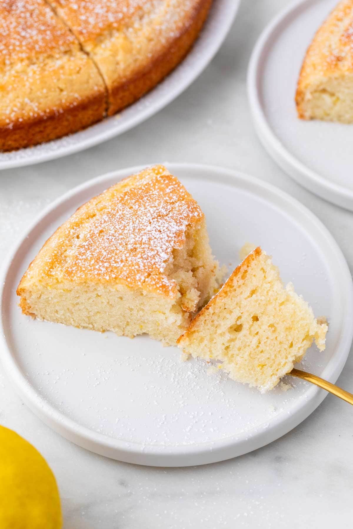 Trozo de bizcocho vegano partido en un plato con una cuchara.