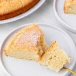 Bizcocho vegano troceado en un plato.