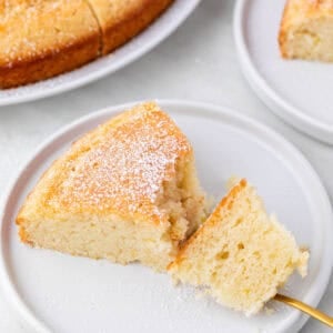 Bizcocho vegano troceado en un plato.