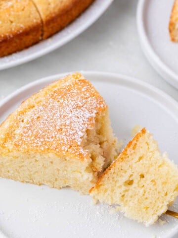 Bizcocho vegano troceado en un plato.