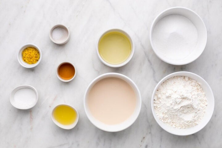 Ingredientes para hacer bizcocho vegano.