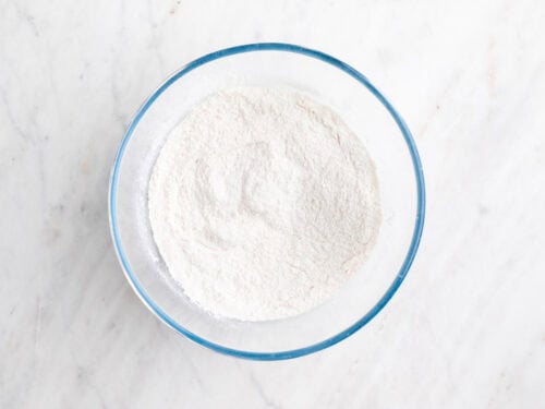 Ingredientes secos mezclados en un bol.