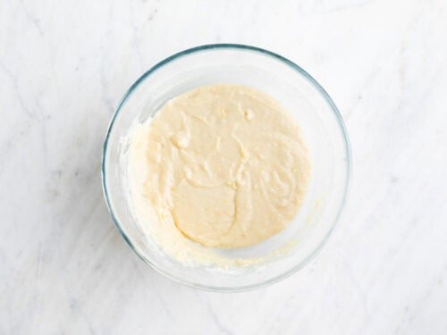 Masa de bizcocho vegano en un bol.