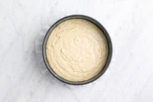 Masa de bizcocho vegano en un molde antes de hornear.